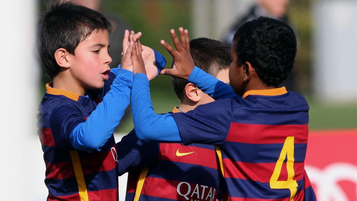 Marc Bernal celebra un gol con Lamine Yamal en prebenjamines