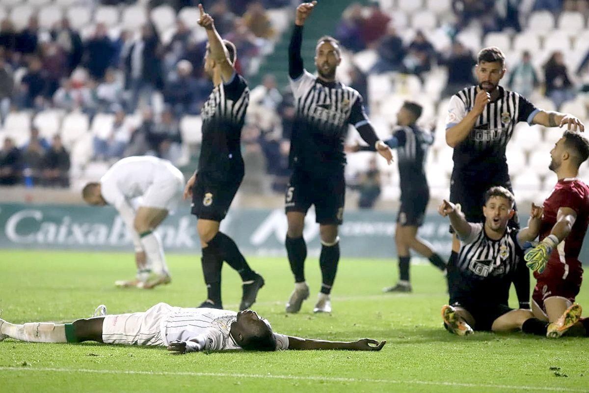 Diarra lamenta una ocasión fallada durante el encuentro del Córdoba CF en El Arcángel ante la Balompédica Linense.