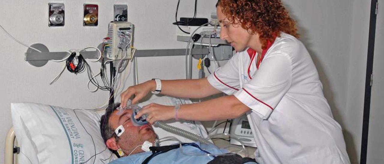 Imagen de un paciente en la Unidad del Sueño del Hospital de la Ribera. | LEVANTE-EMV
