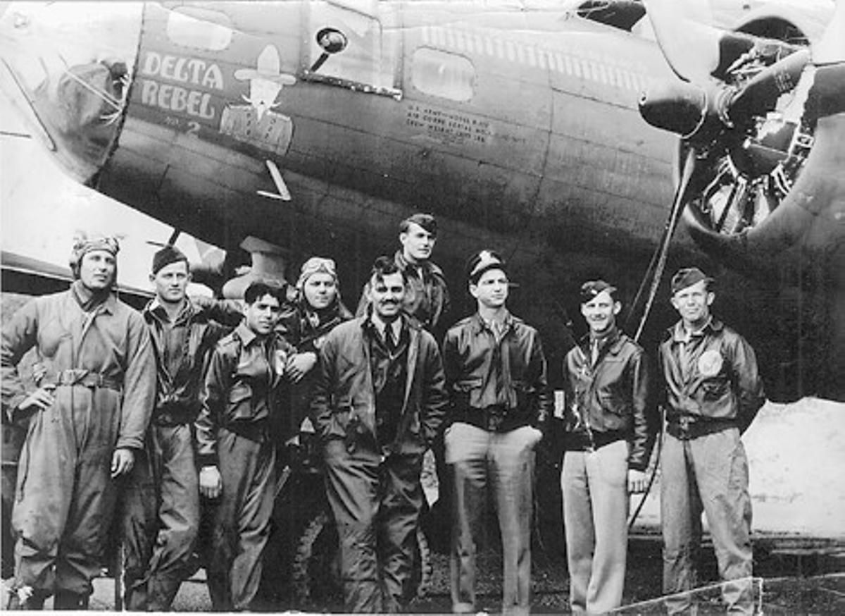 El actor Clark Gable (centro), cuando fue artillero de la 8ª Fuerza Aérea, con la tripulación del Delta Rebel 2 tras regresar de una misión.