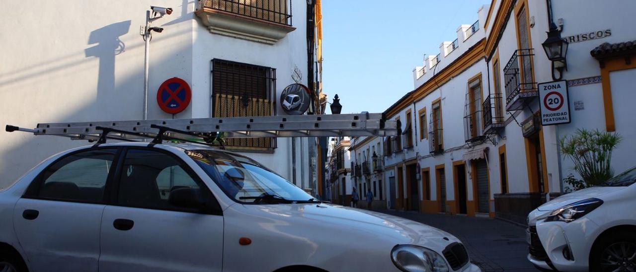 Dos vehículos se cruzan en la calle Moriscos, en el angosto barrio de San Agustín.