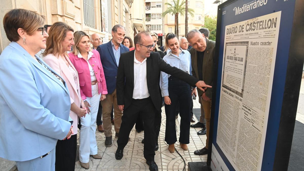 El director de ‘Mediterráneo’, Ángel Báez, muestra la exposición.
