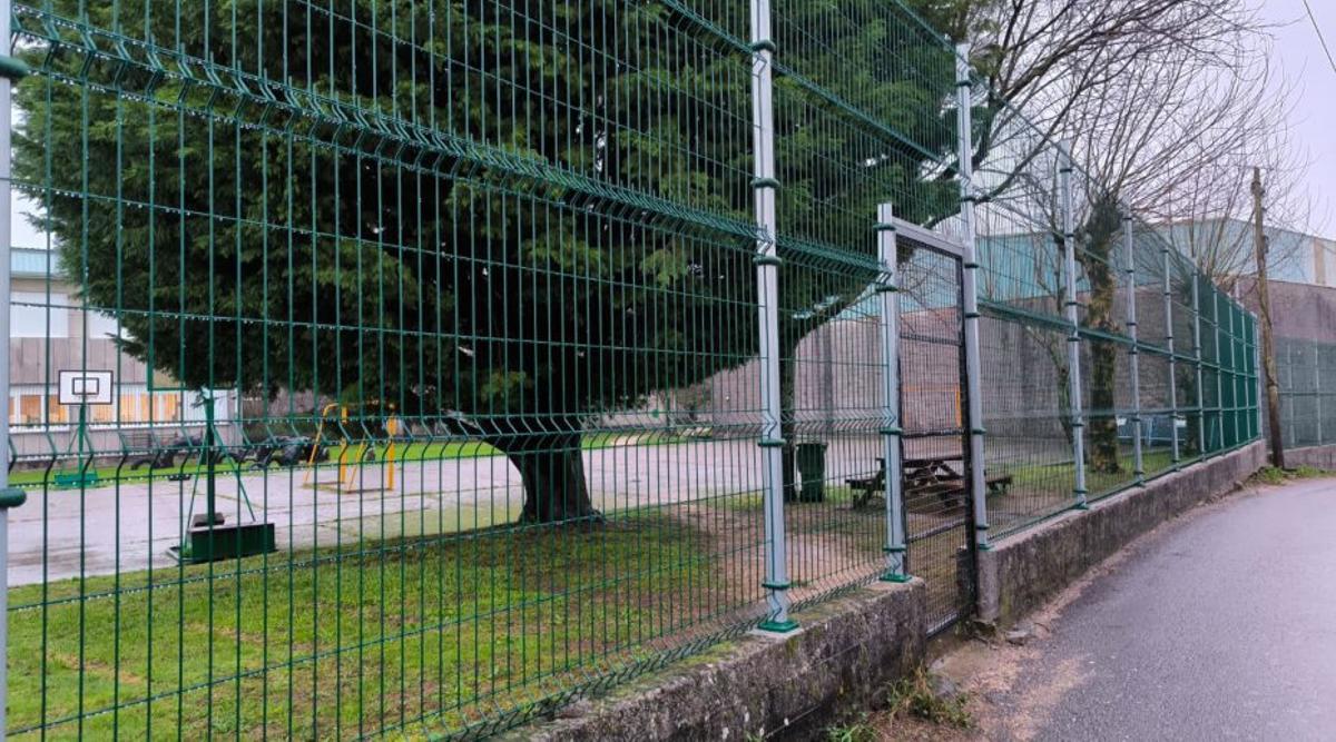 Muro reparado por el Concello en el CEIP Castrelo.