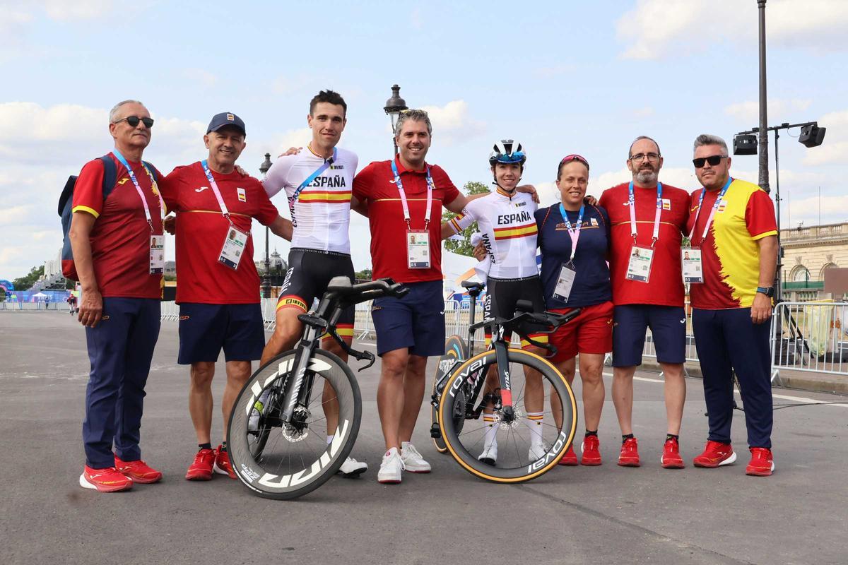 Mireia Benito y Oier Lazkano, con el seleccionador Pascual Momparler, en el centro, y el resto de personal olímpico del equipo ciclista.
