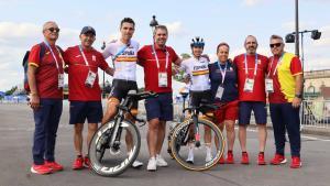 Mireia Benito y Oier Lazkano, con el seleccionador Pascual Momparler, en el centro, y el resto de personal olímpico del equipo ciclista.