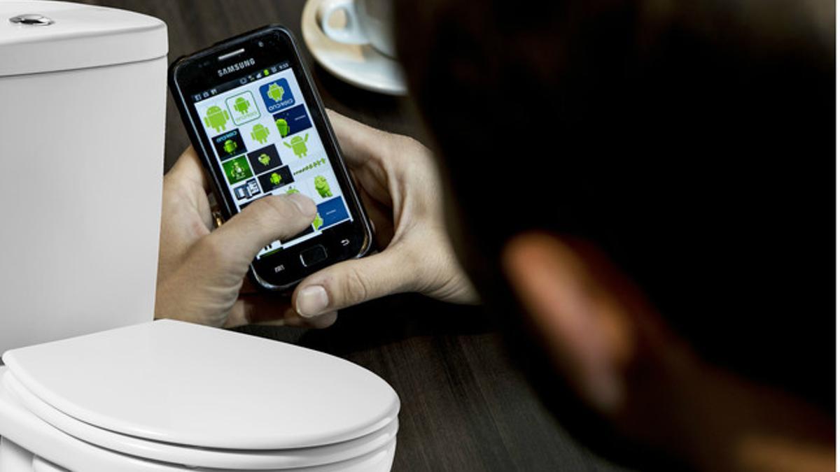 Un estudio dice que las pantallas de los móviles tienen más bacterias que un inodoro.