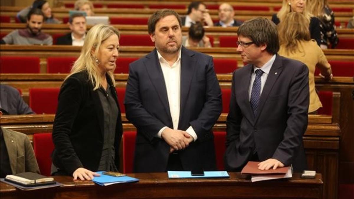 La portavoz del Govern, Neus Munté; el vicepresidente, Oriol Junqueras, y el 'president' Carles Puigdemont, en el Parlament.