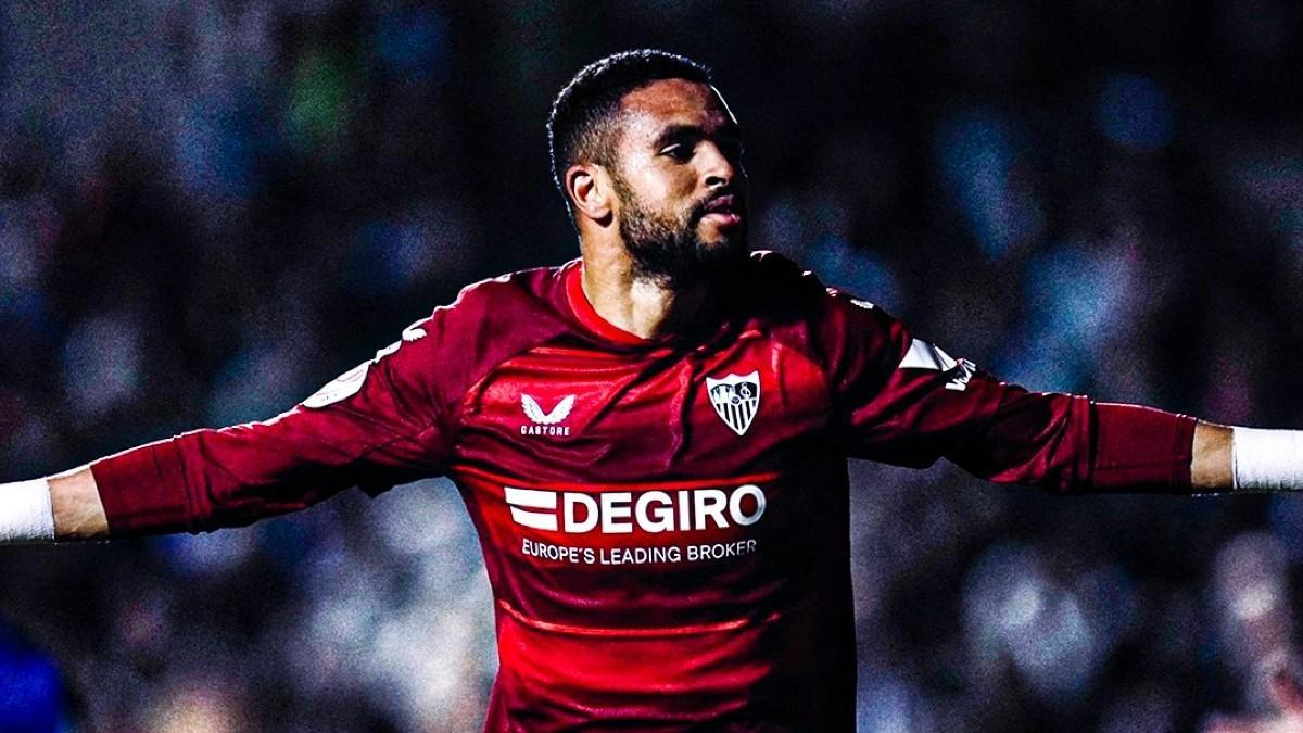 En-Nesyri celebrando sus goles ante el Linares