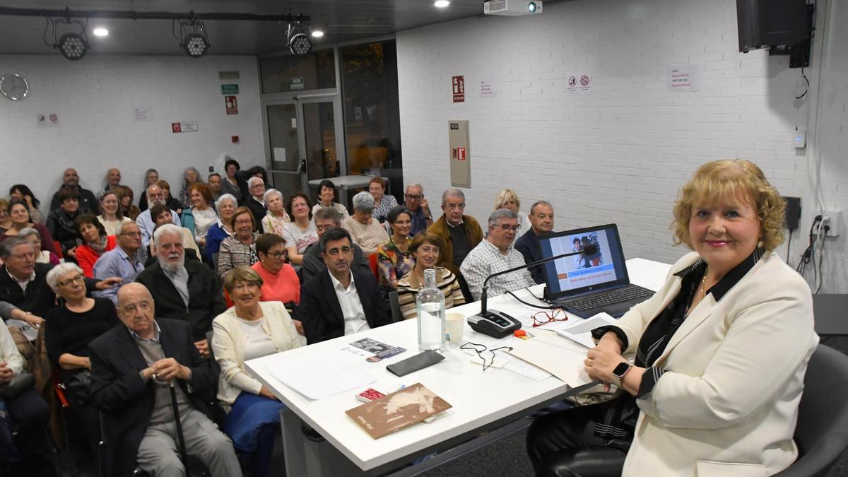 Anna Maria Velaz, en un moment de la xerrada sobre Pilar Nierga, amb la família de la poeta a primera fila, a la biblioteca de Figueres.