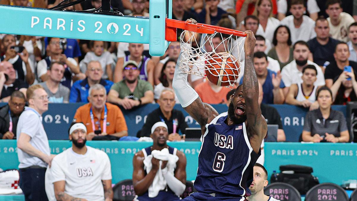 LeBron James en el partido entre Serbia y Estados Unidos durante los Juegos Olímpicos de París 2024 en el estadio Pierre-Mauroy en Villeneuve-d'Ascq