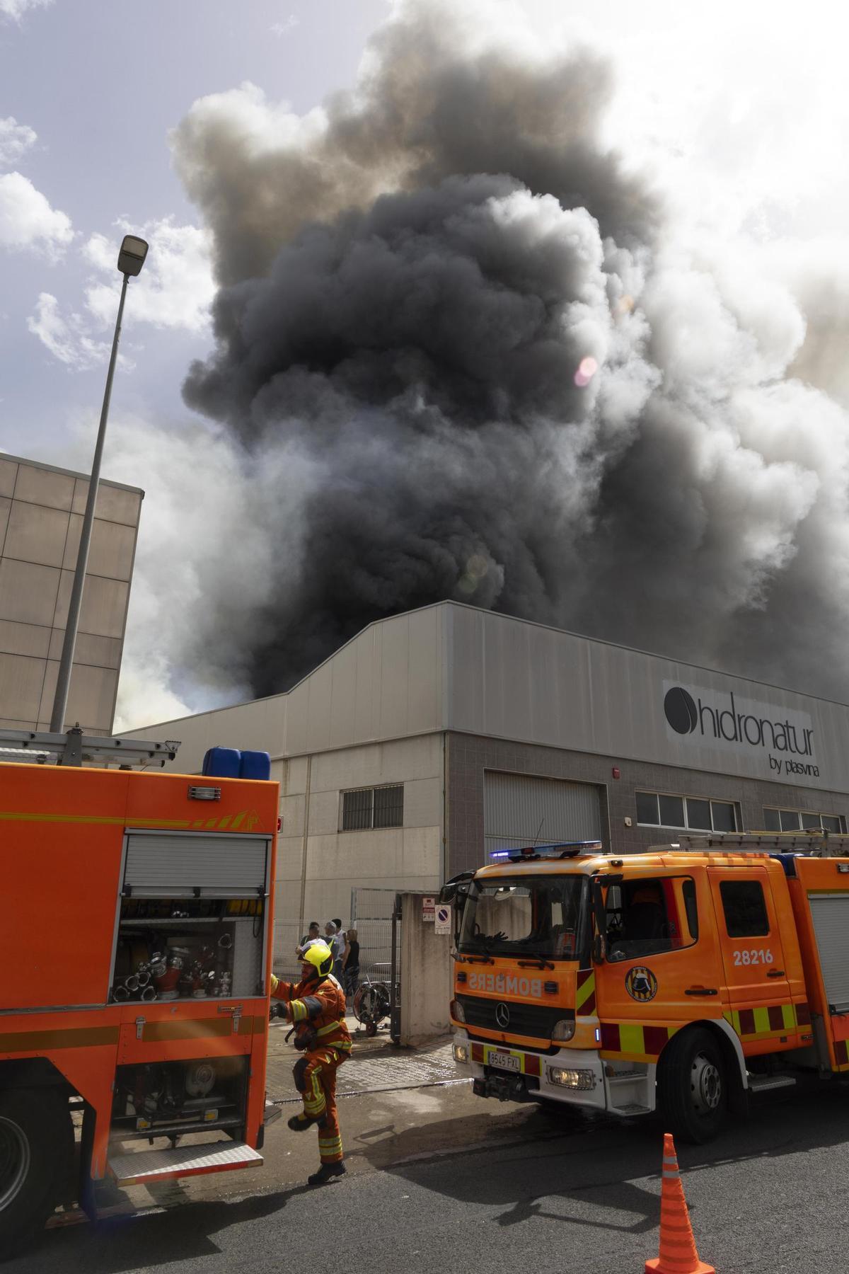 Más de seis dotaciones de bomberos trabajan en la extinción del incendio industrial de Xàtiva