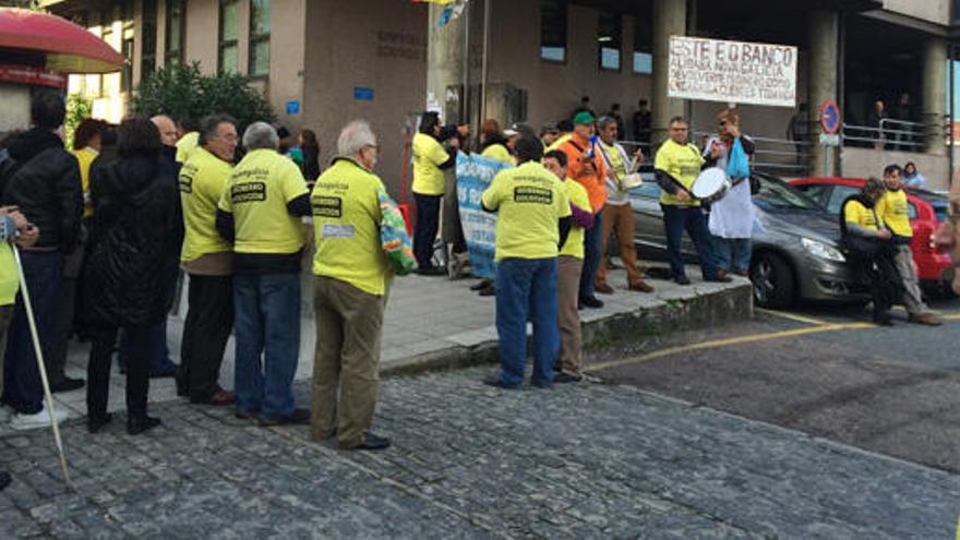 Los preferentistas ante los juzgados en Vigo. // M.F.