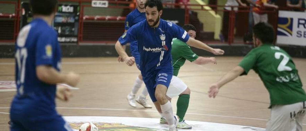 Moro, en un partido anterior del equipo estradense en el Coto Ferreiro. // Bernabé