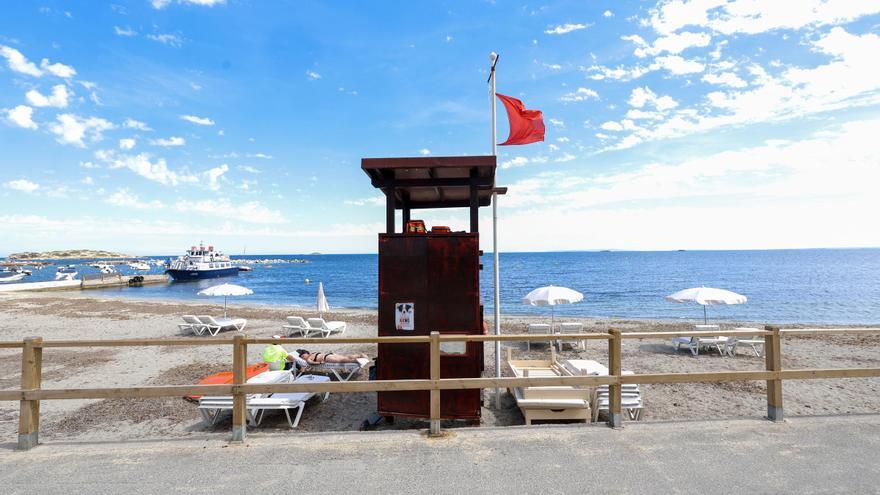 La bandera roja prohíbe el baño por posible contaminación en Platja d&#039;en Bossa