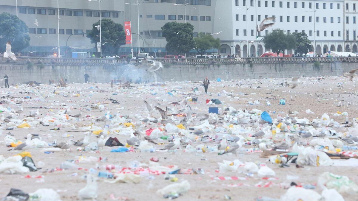 La basura en los arenales coruñeses tras la noche de San Juan.