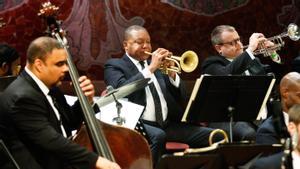 Wynton Marsalis (centro), rodeado por sus músicos en el Palau de la Música. 