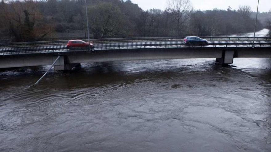 Imagen, en la tarde de ayer, del puente que separa los municipios de A Estrada y Teo en la localidad de Pontevea. // Bernabé