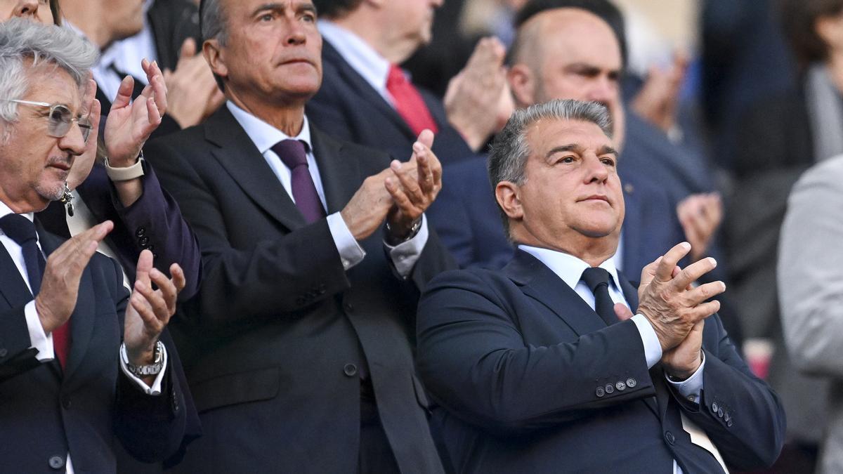 El presidente Joan Laporta en el palco del Camp Nou antes del comienzo del partido de vuelta de los 1/4 de final de la Champions femenina