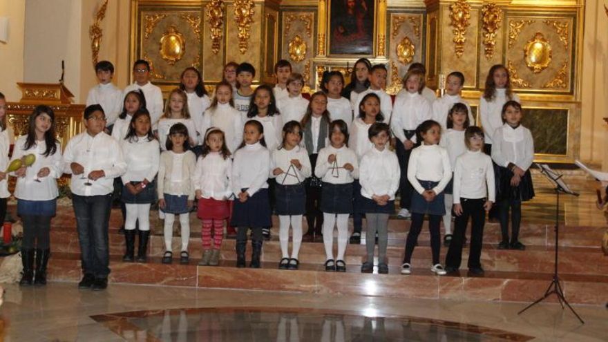 Los pequeños, en plena actuación en el templo.