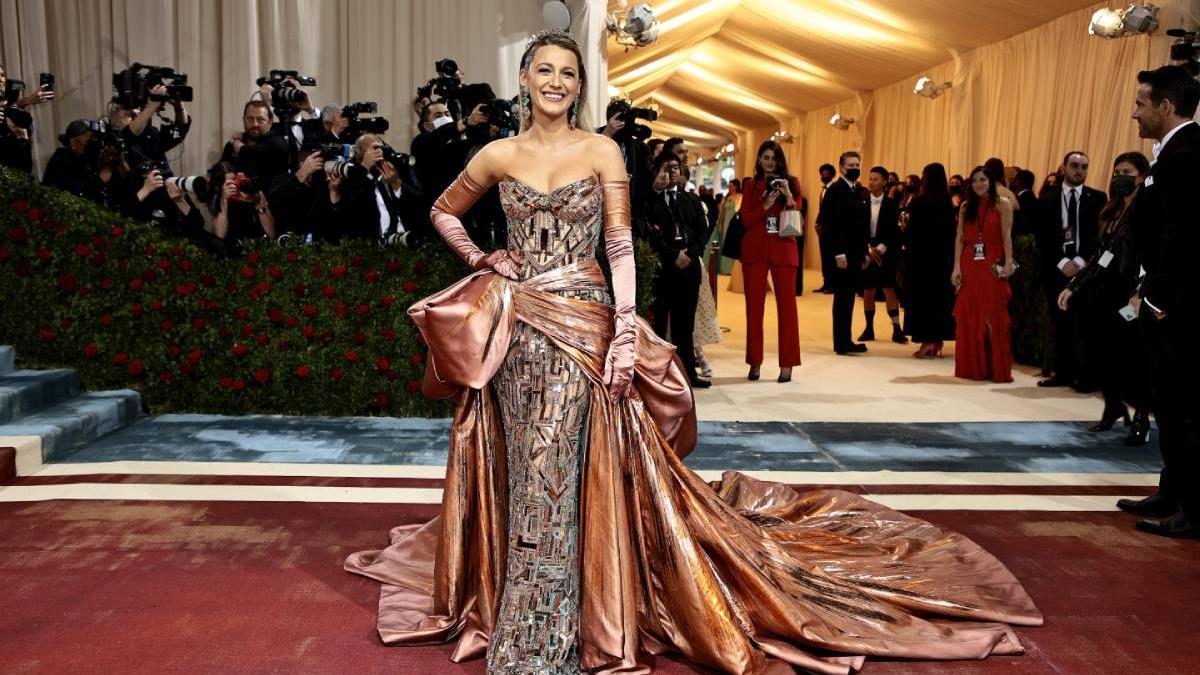 Blake Lively se atreve con un vestido convertible en la Gala Met 2022