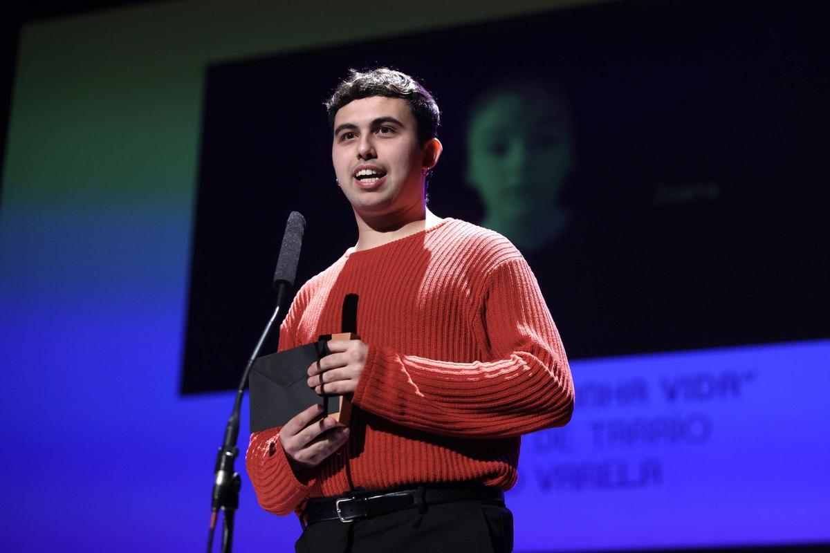 Xurxo Varela recollendo o Premio do Público do certame Youtubeiras+.