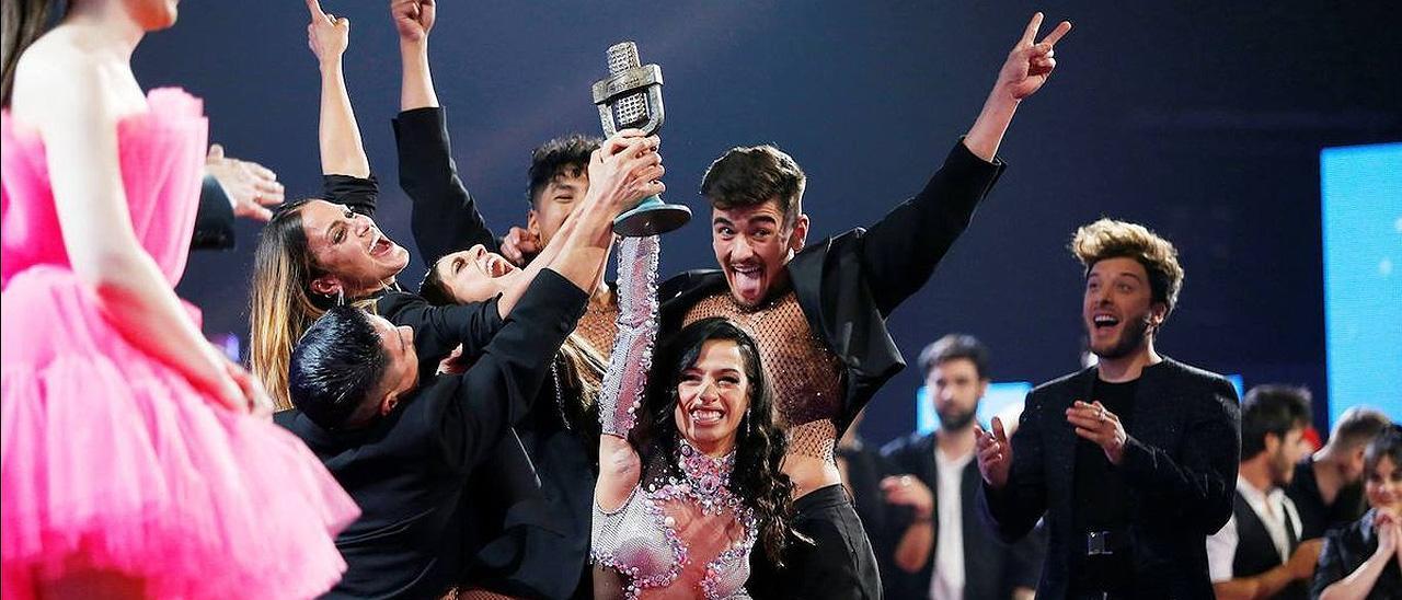 Chanel y sus bailarines celebran el triunfo en la final del Benidorm Fest.