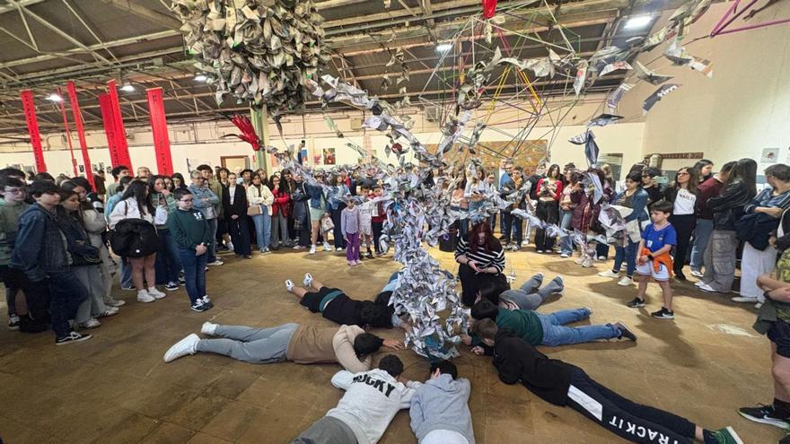 «Performance» de los alumnos del colegio Aurelio Menéndez de Ibias. | D. O.