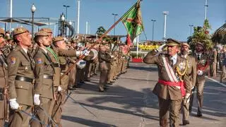 El jefe del Mando de Canarias del Ejército recibe la bandera de operación de apoyo a Irak