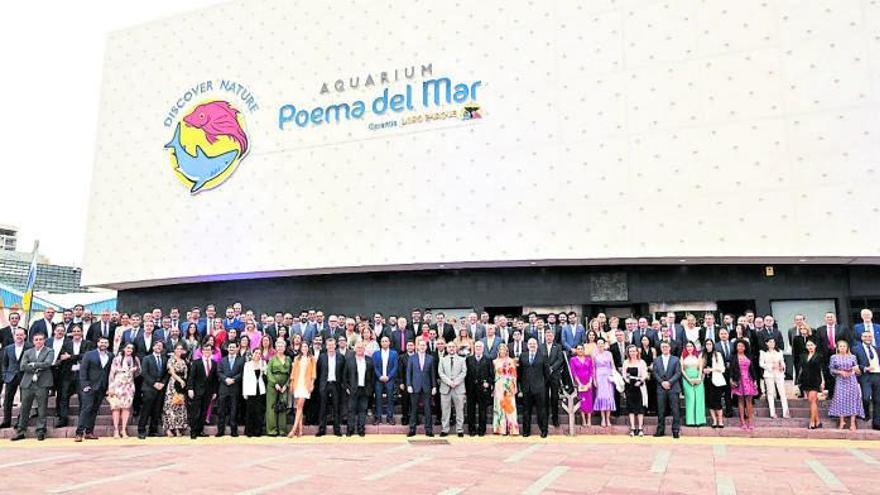 Asistentes a la gala en la entrada de Poema del Mar. | | LP/DLP