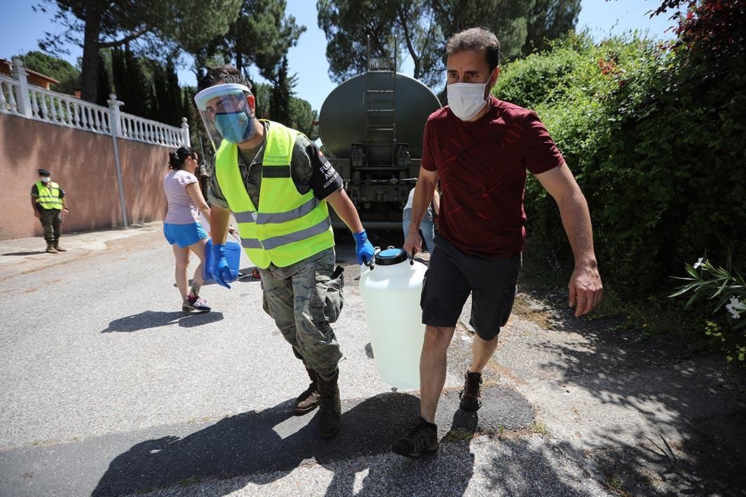 El Ejército y Emacsa reparten agua potable en la urbanización de Las Jaras