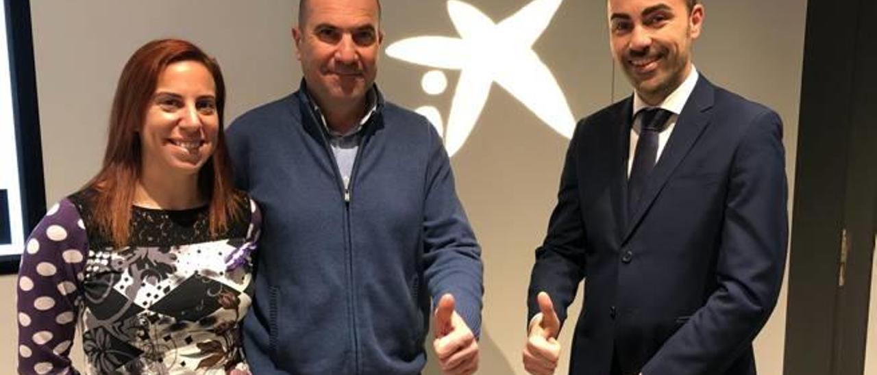 El presidente del club y los dirigentes de la Caixa.