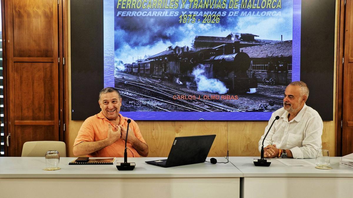 El gerente de SFM, José Ramón Orta, y el autor del libro conmemorativo, Carlos Olmo, repasan la evolución del ferrocarril en Mallorca.