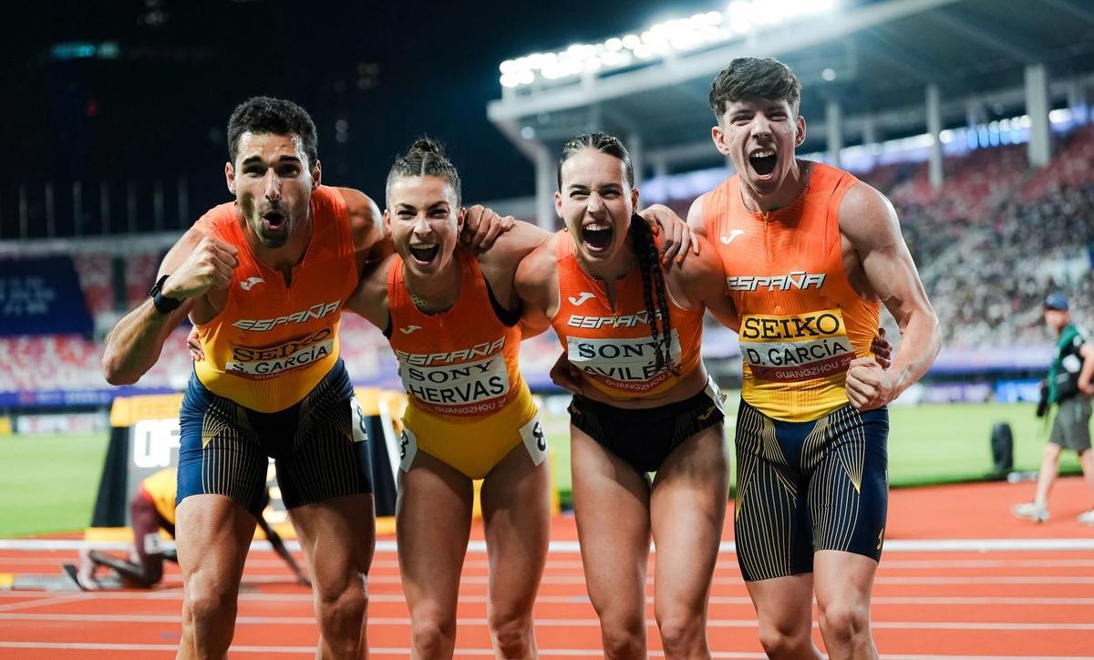 Carmen Avilés, primera por la derecha, en el Mundial de Relevos del 2025.