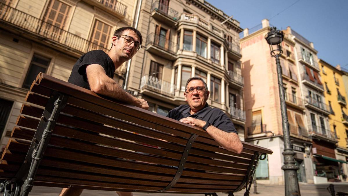 Joan i Ramon Subirana en una banc de la Plana de l’Om, una de les parades més potents del Correfoc