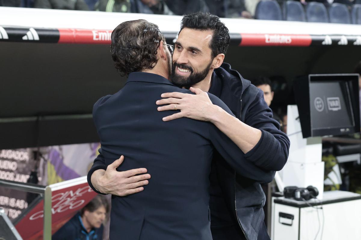 Bordalás abraza a Arbeloa antes del partido.