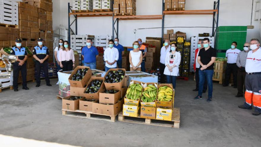 Acto de entrega de los alimentos al ayuntamiento sureño, ayer.