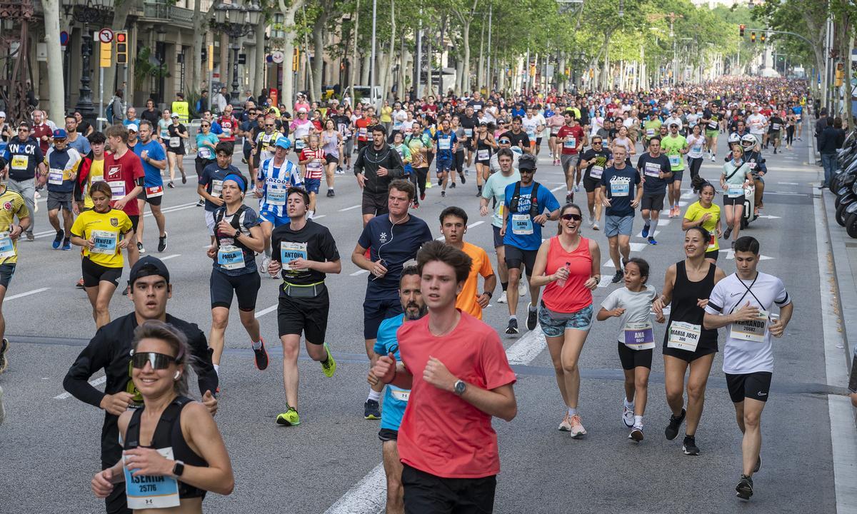 Los participantes descienden por el passeig de Gràcia durante la 44 edición de la Cursa de El Corte Inglés