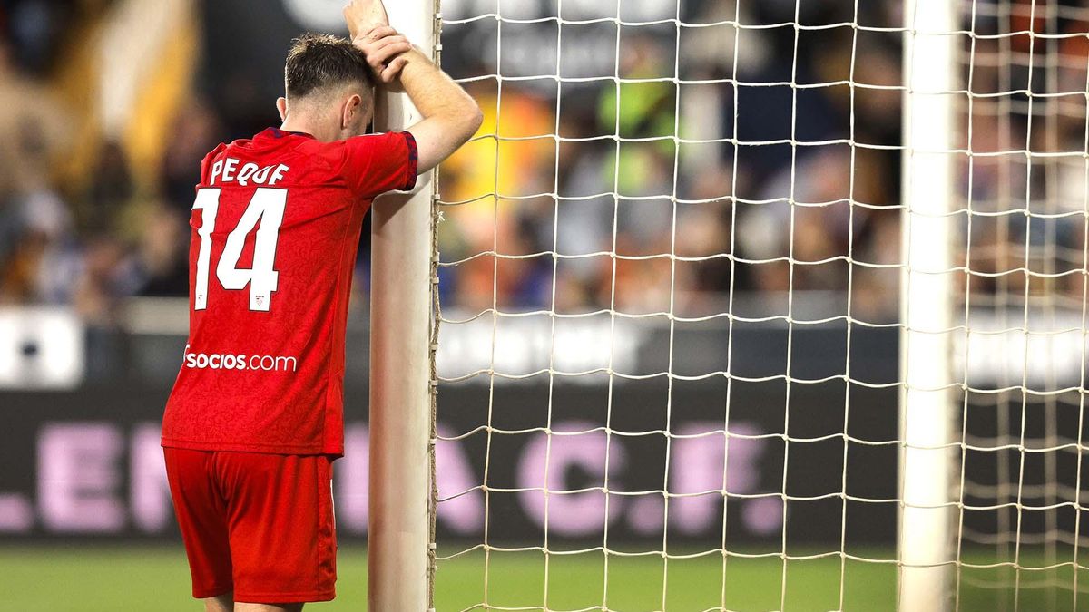 El delantero del Sevilla Gerard Fernández &quot;Peque&quot; se lamenta de una jugada durante el partido.