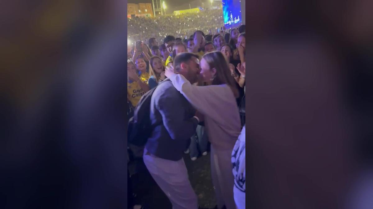 Pedida de mano en el concierto de Quevedo