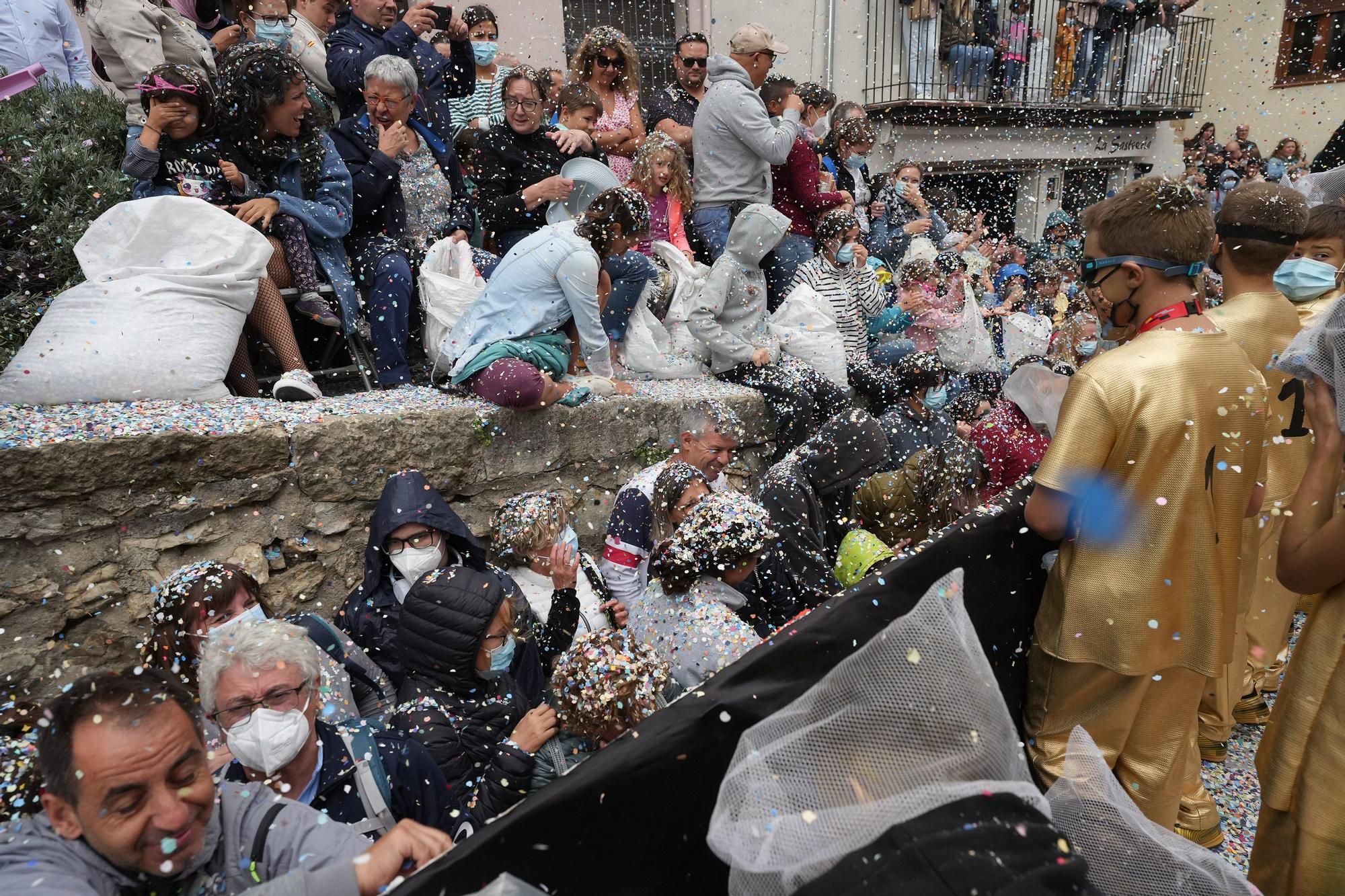 Búscate en el desfile de carrozas y disfraces de l'Anunci de Morella