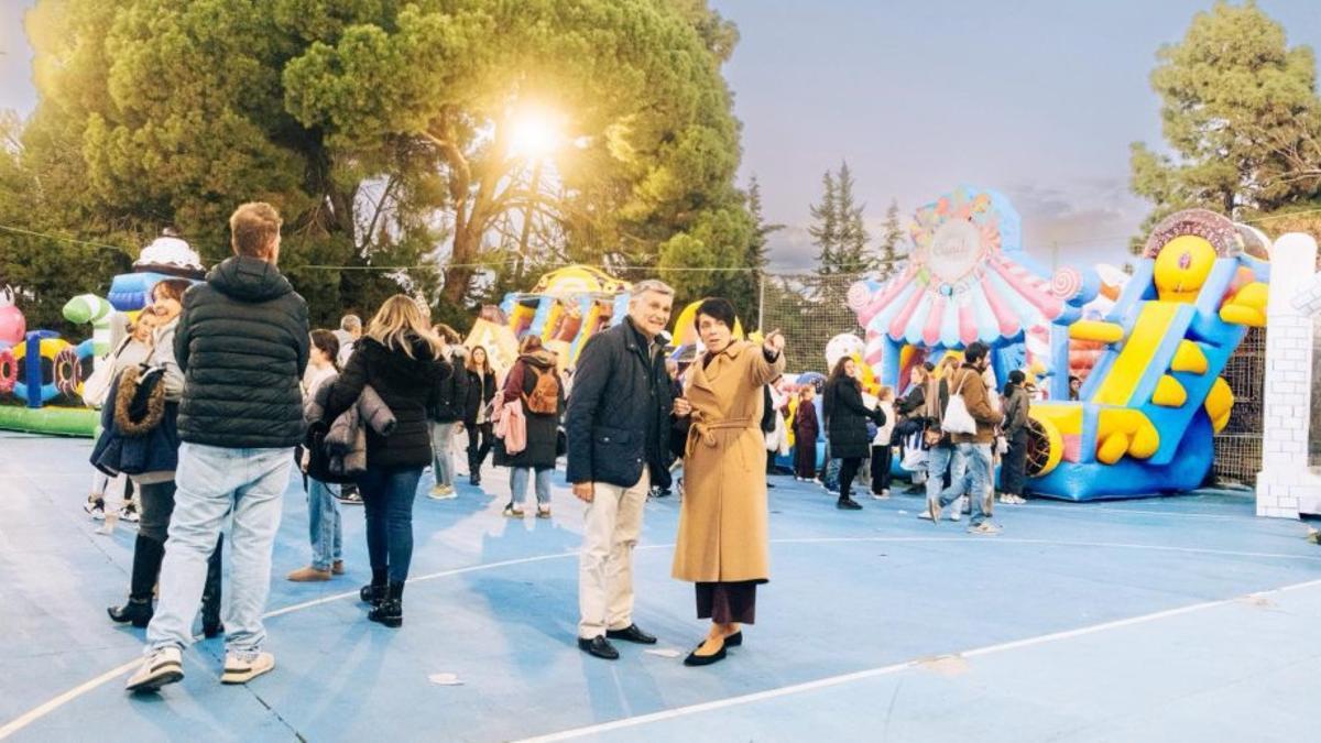 Menores juegan en uno de los parques navideños del municipio.