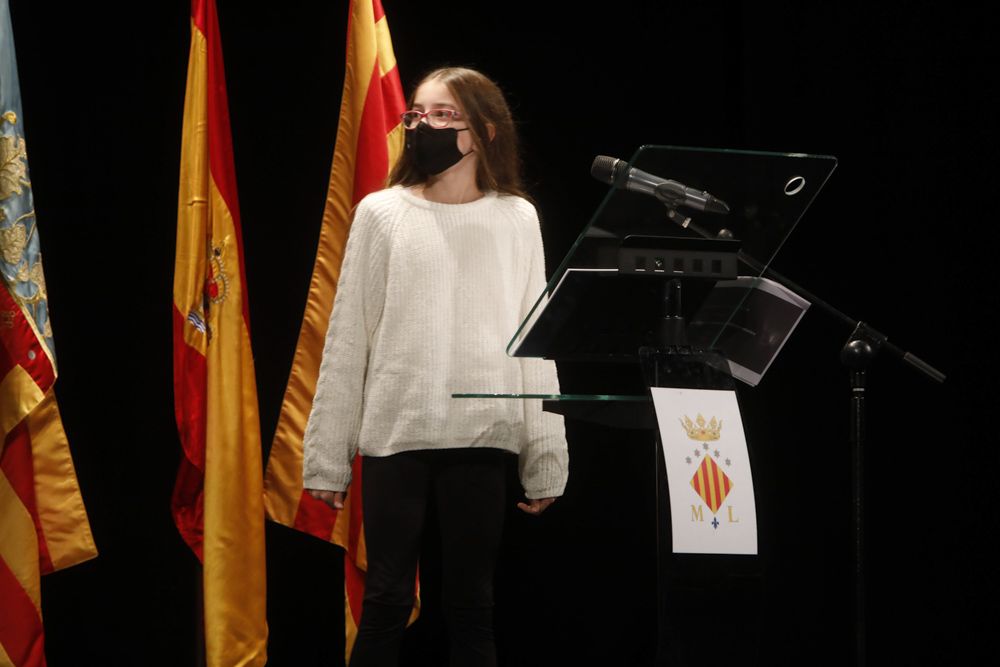 Alumnos de primaria leen artículos de la Constitución, en la casa de cultura del Port de Sagunt.