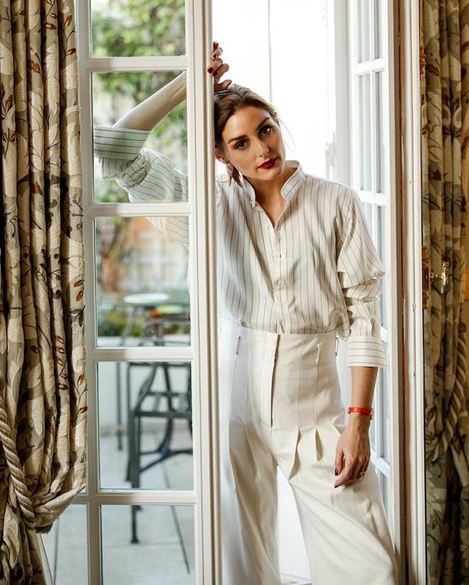 Olivia Palermo con el perfecto pantalón blanco de talle alto