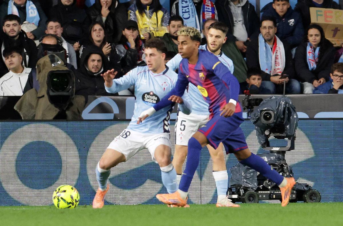 Dos cámaras apuntan a un lance dle juego en el partido entre el Celta y el Barça en Balaídos.