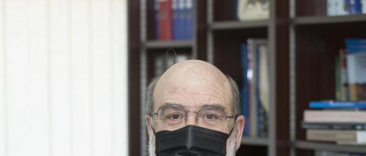 El profesor José Ramón Valero Escandell en su despacho de la Universidad de Alicante.