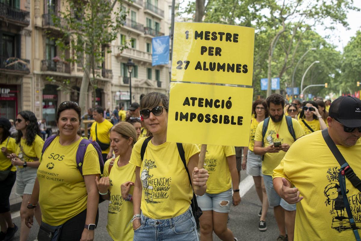 Manifestación por la educación pública en una nueva jornada de huelga del sector educativo, coincidiendo con la visita del papa. Profesores y profesoras de todas las etapas educativas han participado en una marcha desde Plaza España hasta el Parlamento de Catalunya. 9 de junio de 2026, Barcelona. Sociedad. Belén González