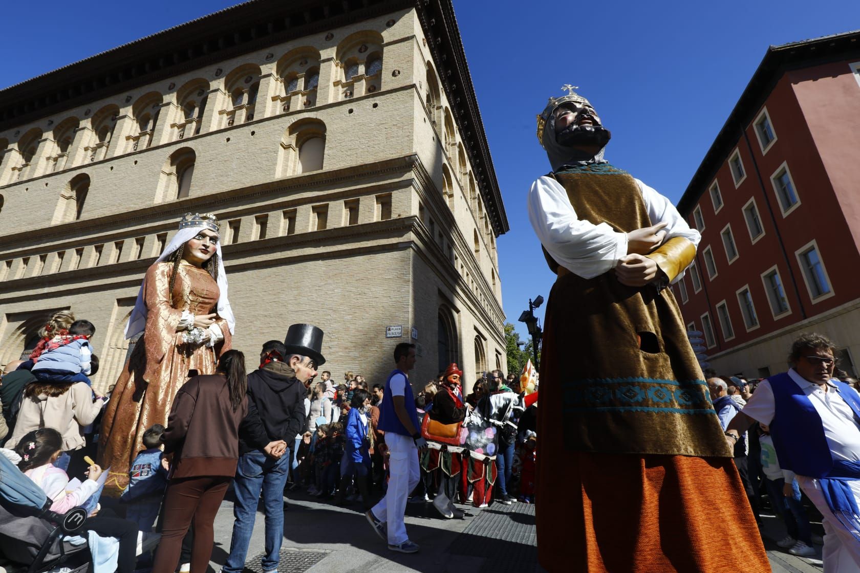 En imágenes | La comparsa de gigantes y cabezudos ilusionan a los más pequeños
