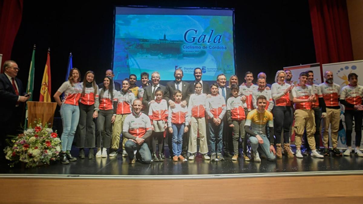 Deportistas y autoridades galardonadas en la gala del ciclismo provincial.