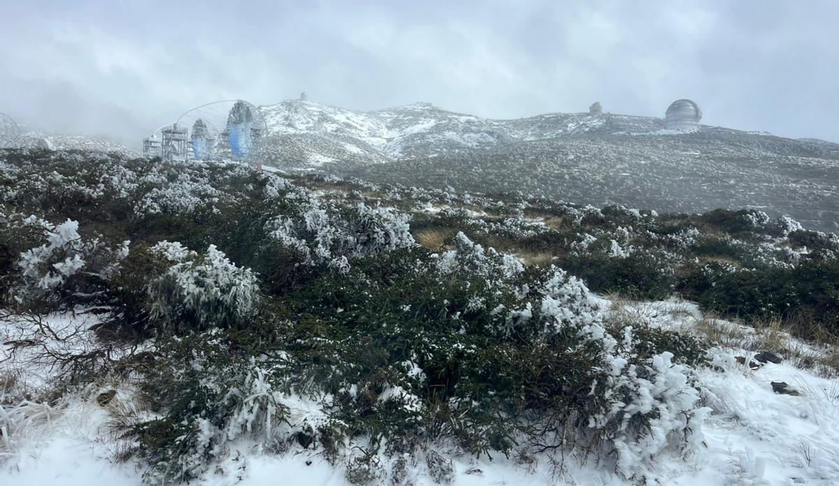 El Observatorio del Roque de los Muchachos cubierto de nieve.