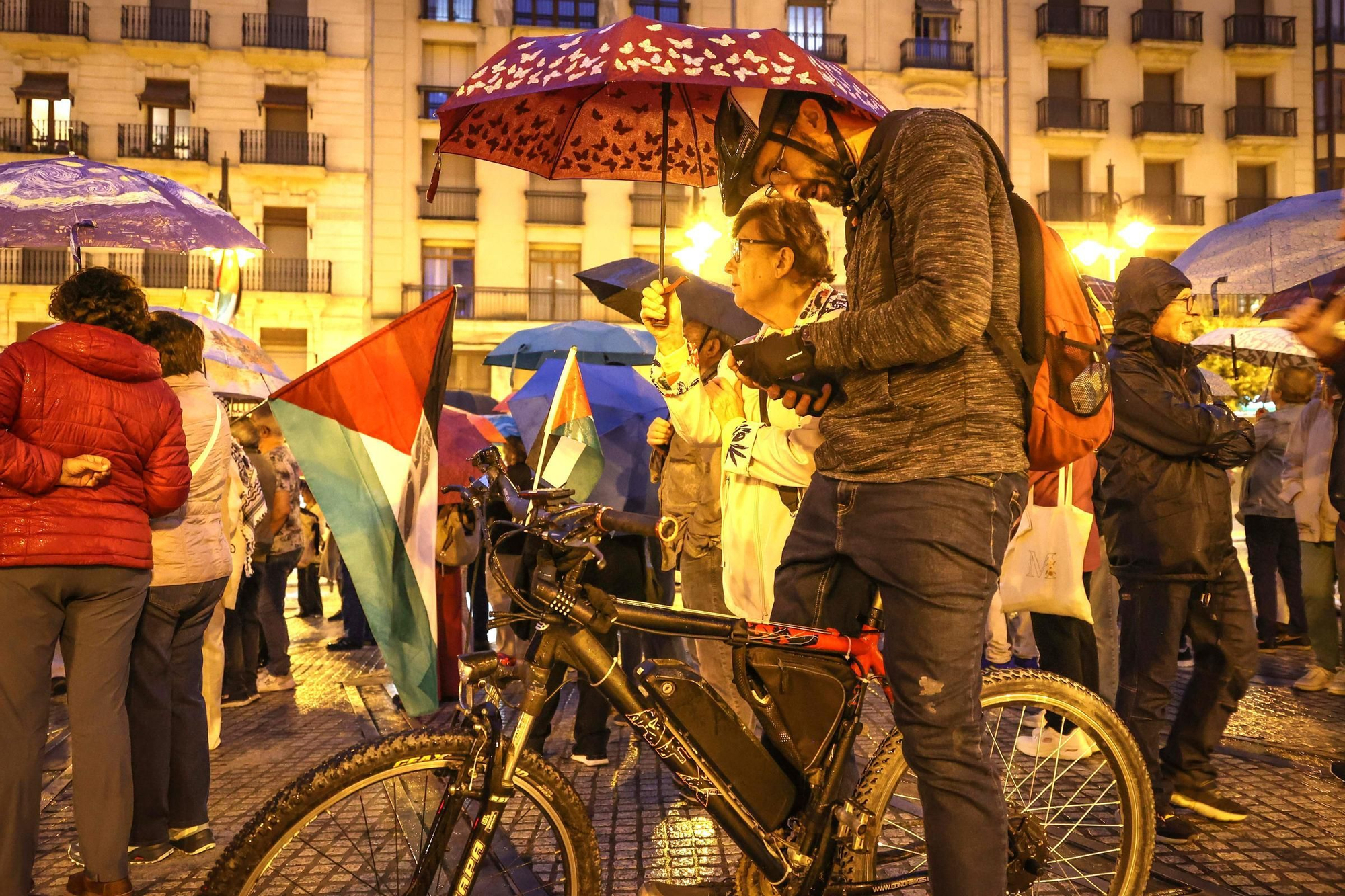 Alcoy se moviliza bajo la lluvia: concentración y marcha ciclista en apoyo al pueblo palestino